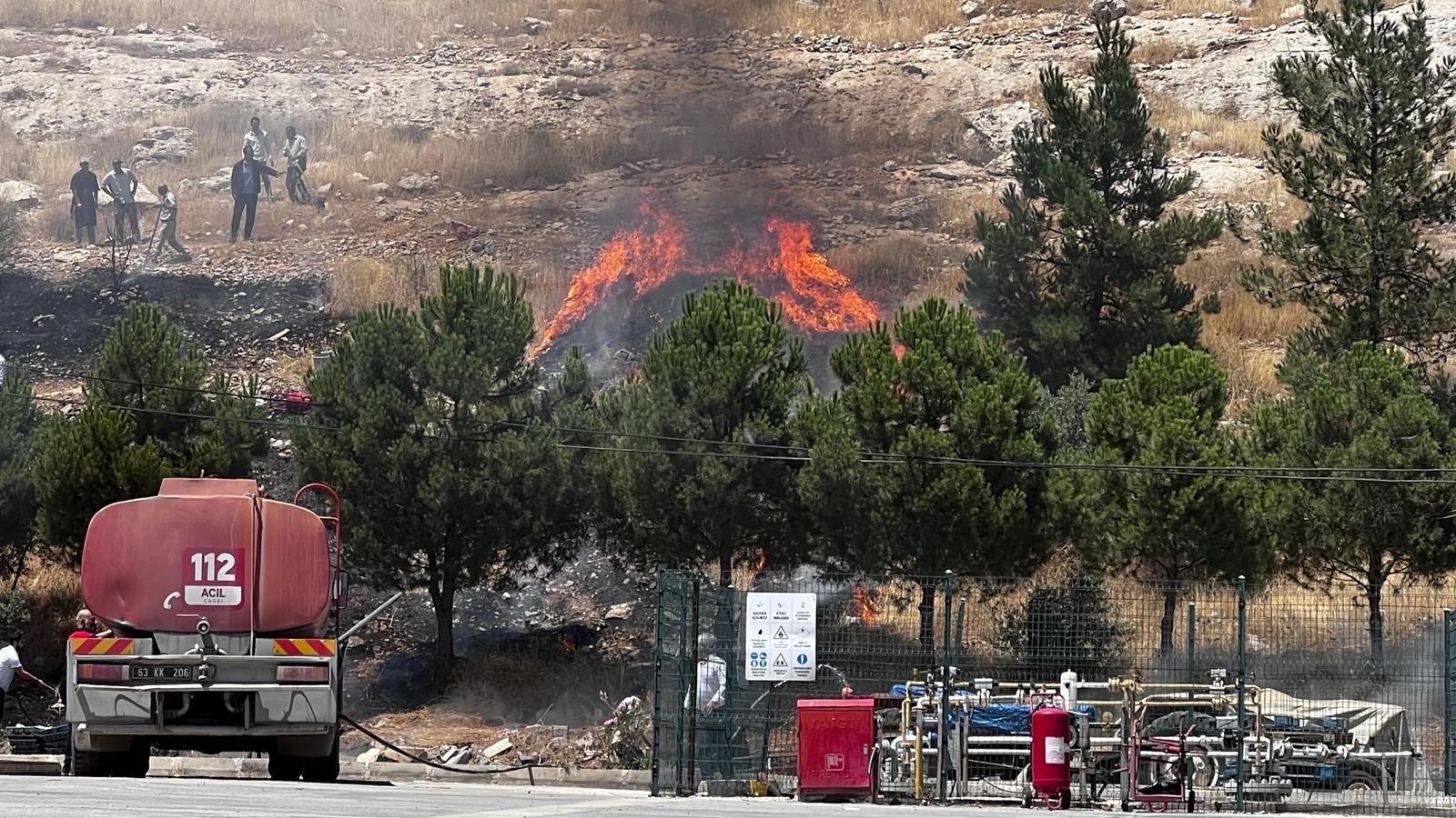 Urfa'da akaryakıt istasyonu yakınında yangın çıktı