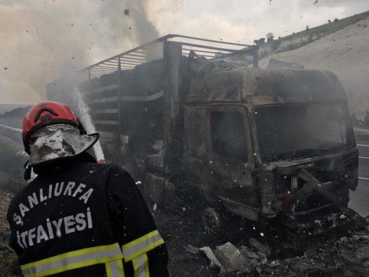 Şanlıurfa'da kağıt yüklü kamyon alev alev yandı