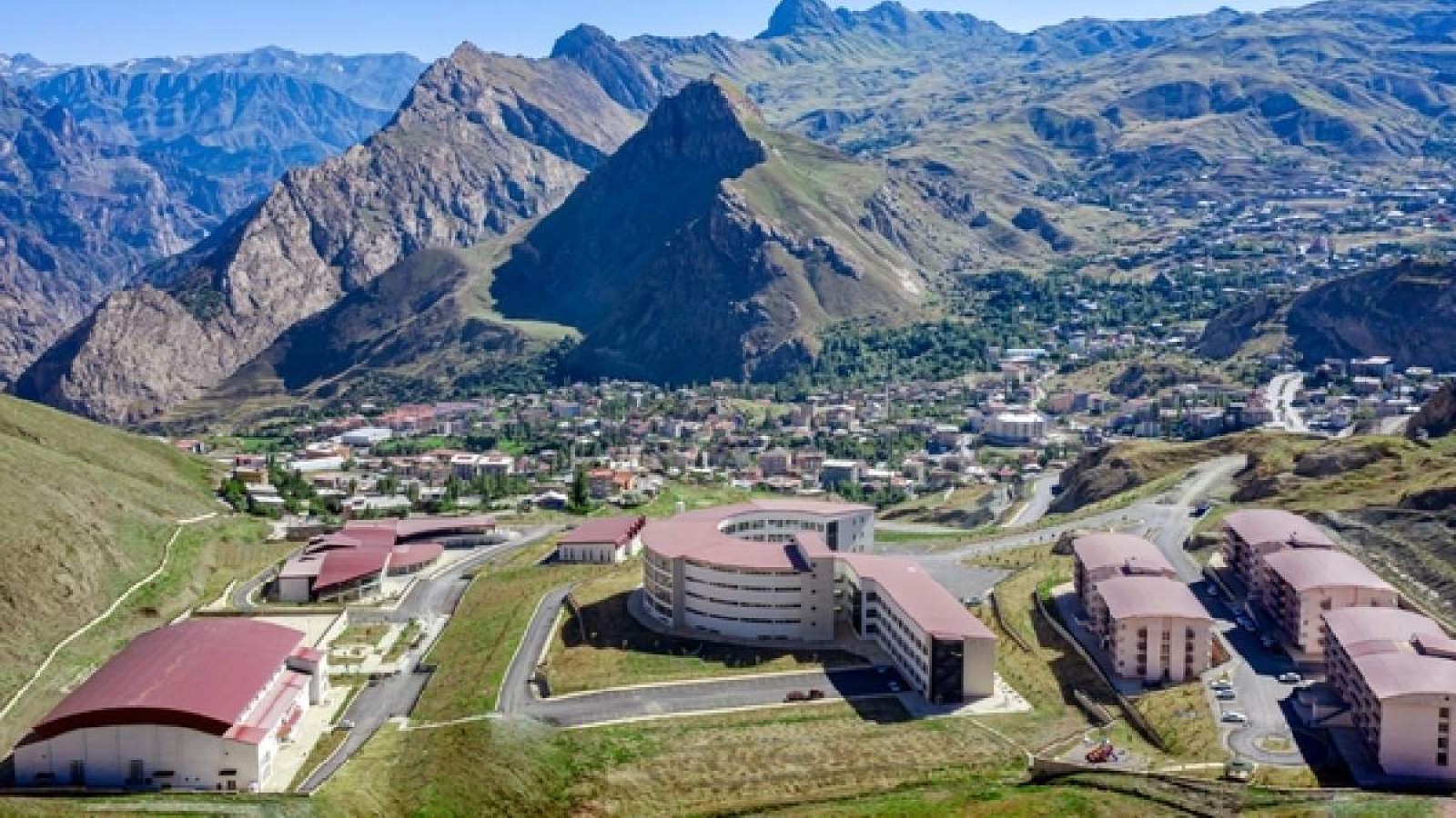 Üniversitelerde ilk sıraya yerleşen okul herkesi şaşırttı