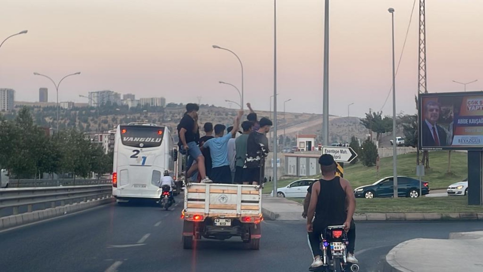 Tehlikeye aldırış etmediler:
Urfa’da kamyonet kasasında asker uğurlaması