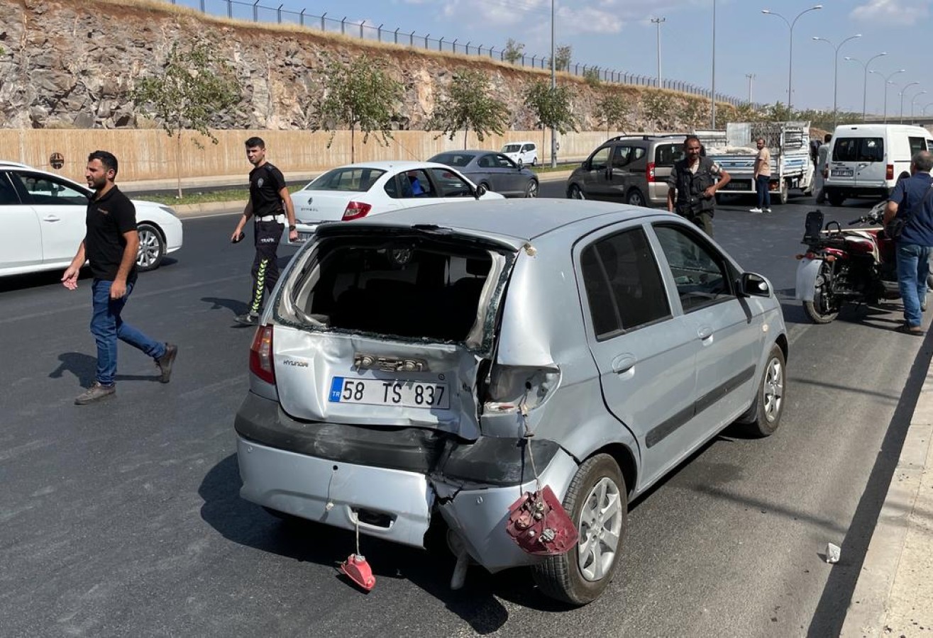 Karaköprü'de trafik kazası: Başkan Beyazgül yaralıların yardımına koştu
