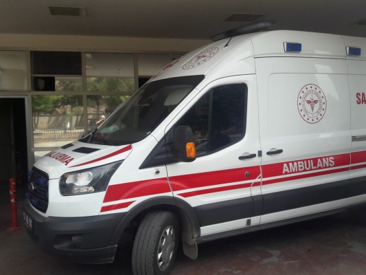 TIR ile otomobil çarpıştı: 3 yaralı