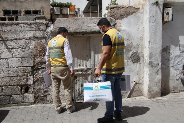 Haliliye'de çocuklara kıyafet yardımı
