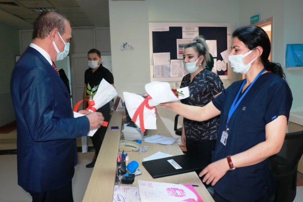Yalçınkaya personellere çiçek verdi