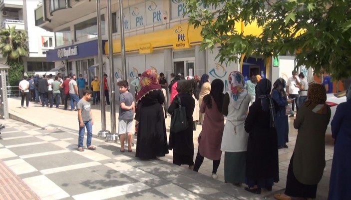 Şanlıurfa'da PTT önlerindeki manzara değişmedi