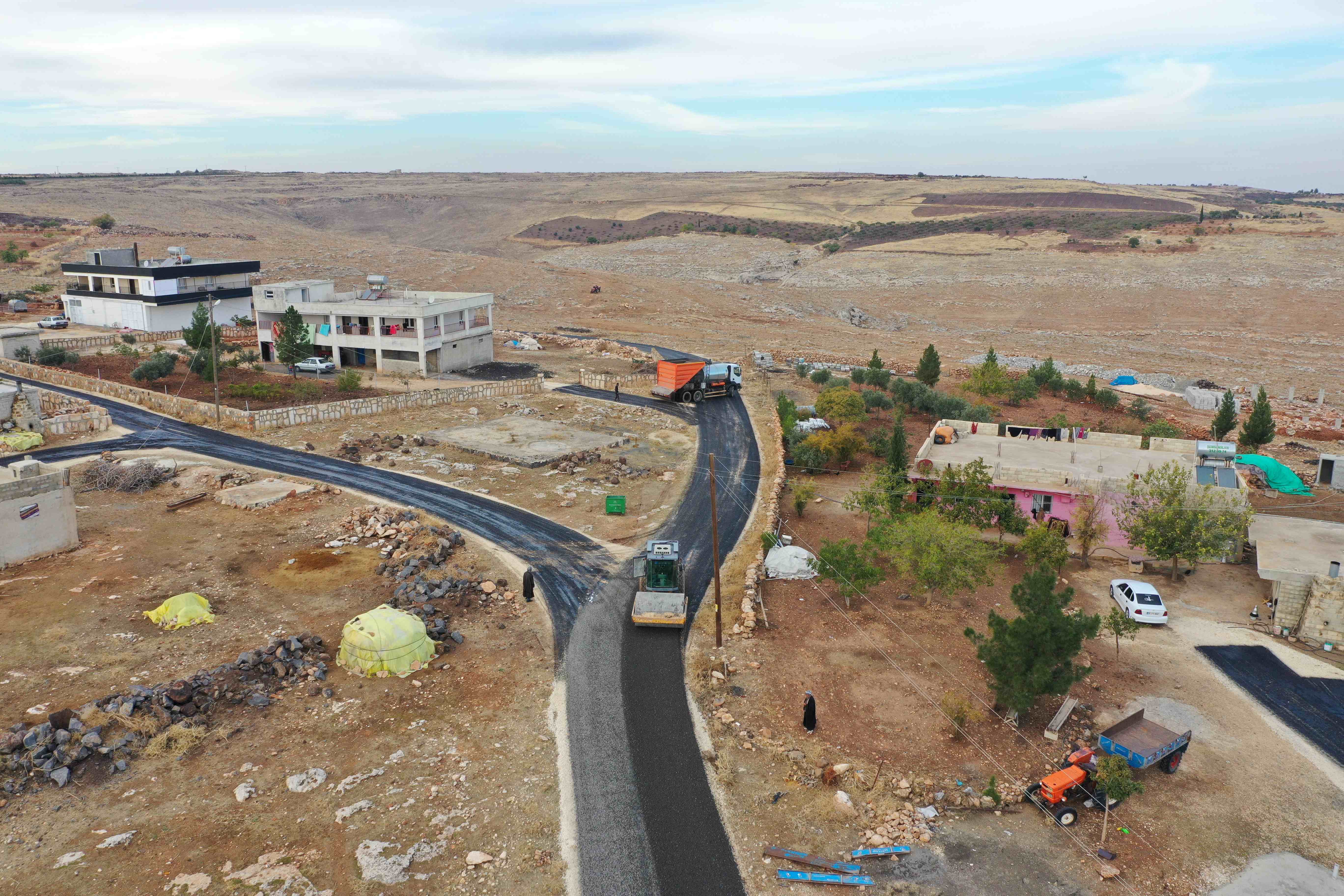 Karaköprü kırsalında yollar sathi asfaltla yenileniyor