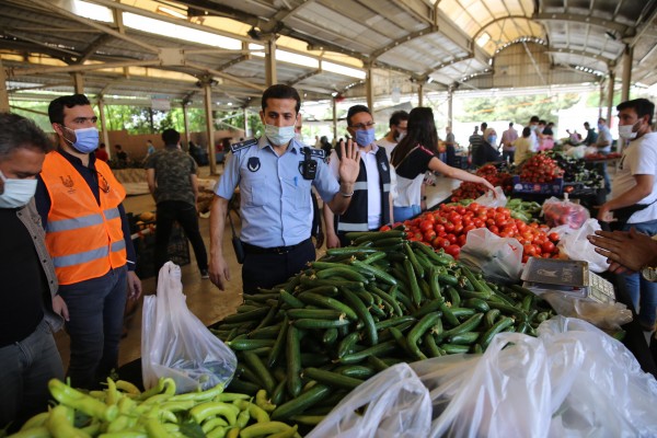 Şanlıurfa'da tam kapanmada açılan pazarlarda denetim