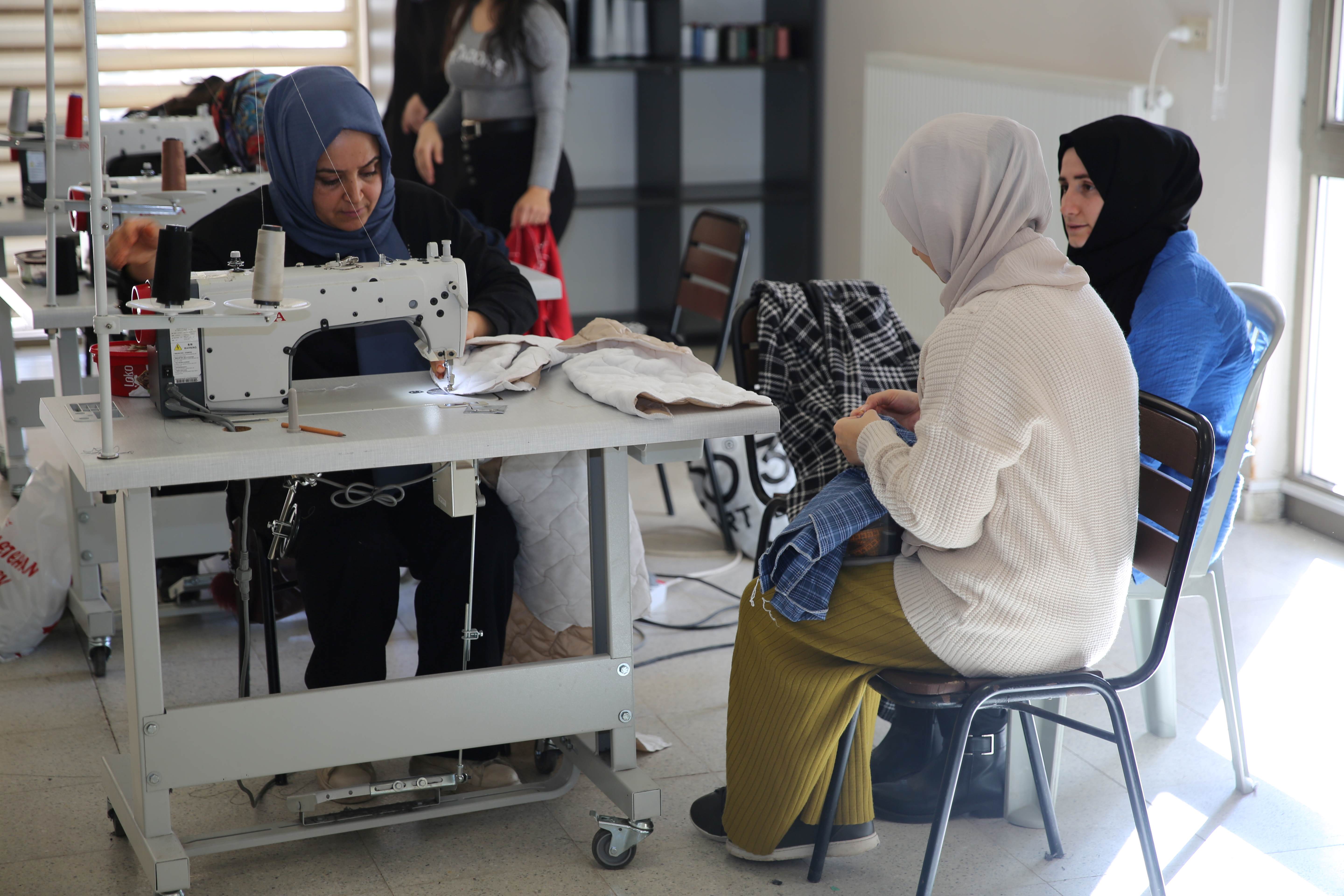 Karaköprü'de kadınlar hem meslek öğreniyor hem aile bütçesine katkı sağlıyor
