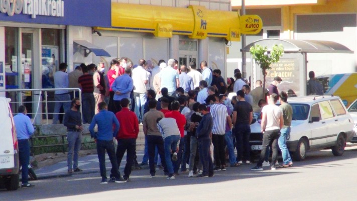 Şanlıurfa'da PTT önlerindeki yoğunluk devam ediyor