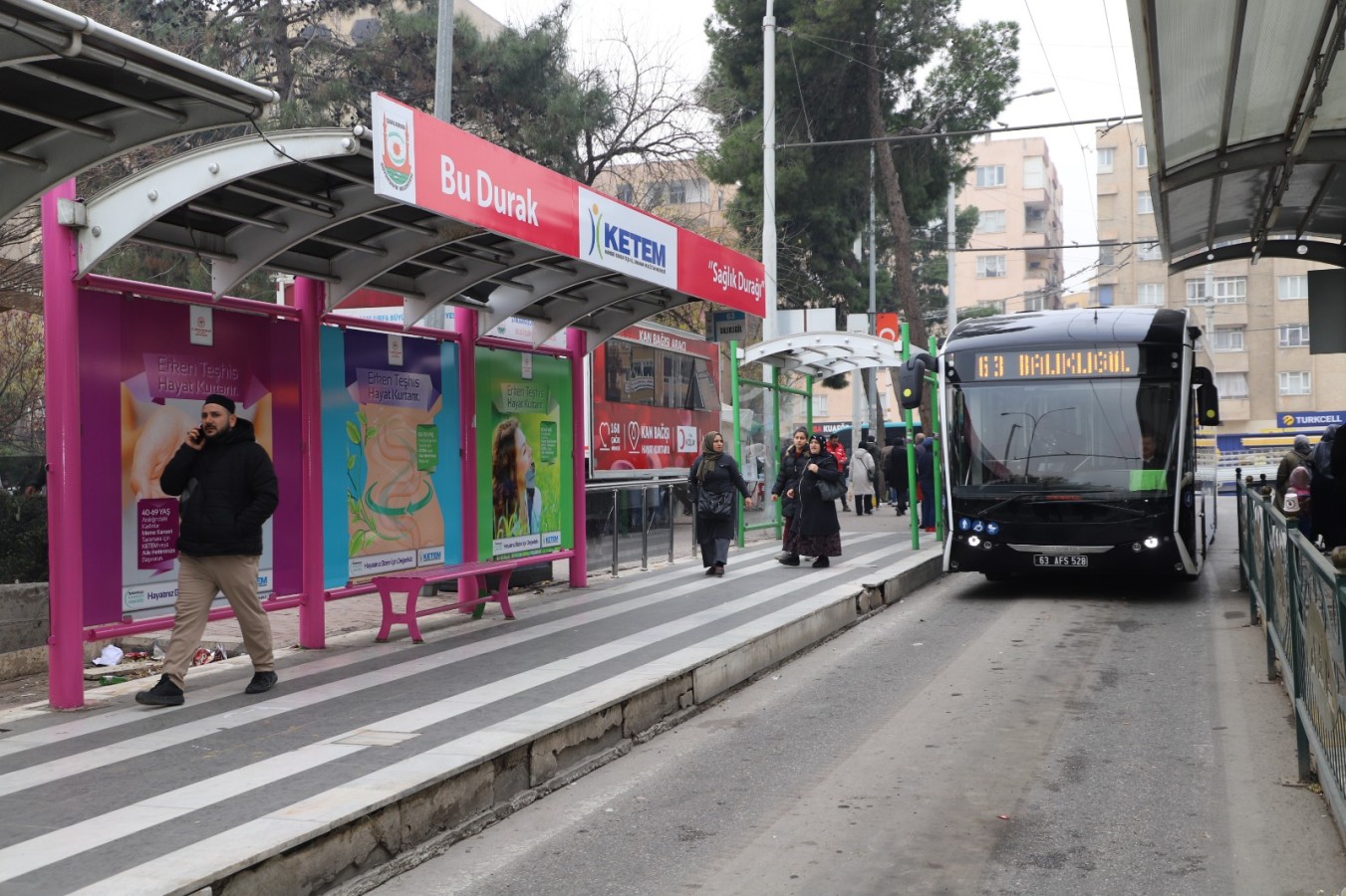 Şanlıurfa’da meme kanserinde farkındalık için "pembe" otobüs durağı