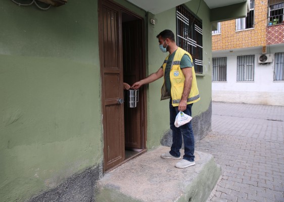 Haliliye'de muhtaç ailelere sıcak yemek desteği