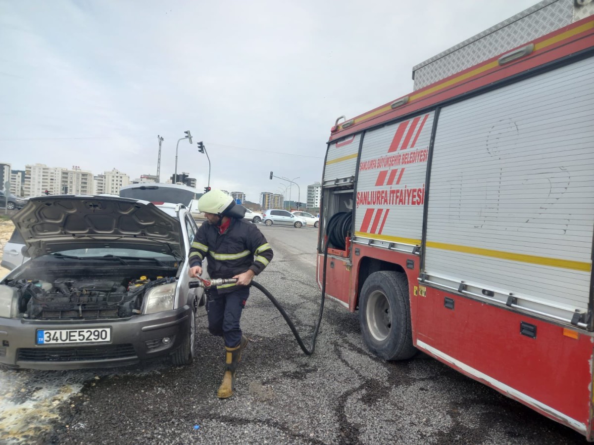 Karaköprü'de seyir halindeki otomobil yandı!
