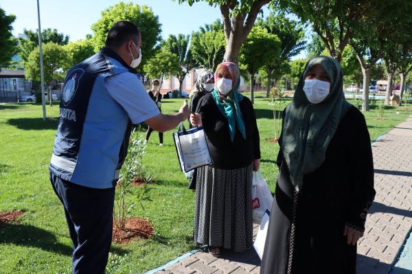 Bayram öncesi yaşlılara lokum ve kolonya dağıtıldı