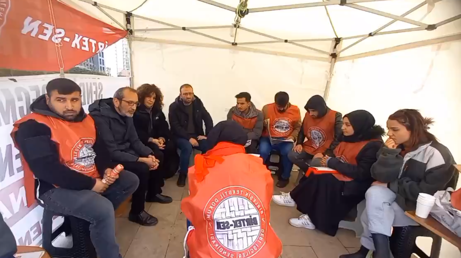 Özak Tekstil işçilerinin eylemi holding önünde sürüyor