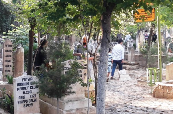 Bayramda vatandaşlar mezarlıkları ziyaret etti