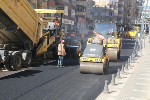 Haliliye'de yol asfaltlama çalışmaları