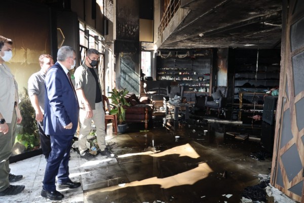 Başkan Beyazgül yanan mağazada incelemelerde bulundu