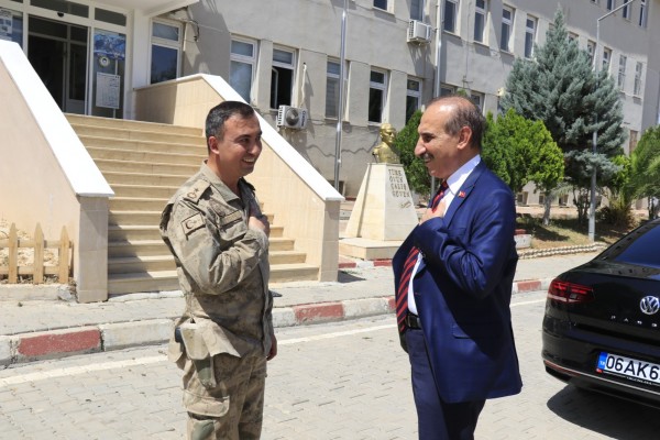 Yalçınkaya güvenlik ve sağlık ekipleriyle bayramlaştı
