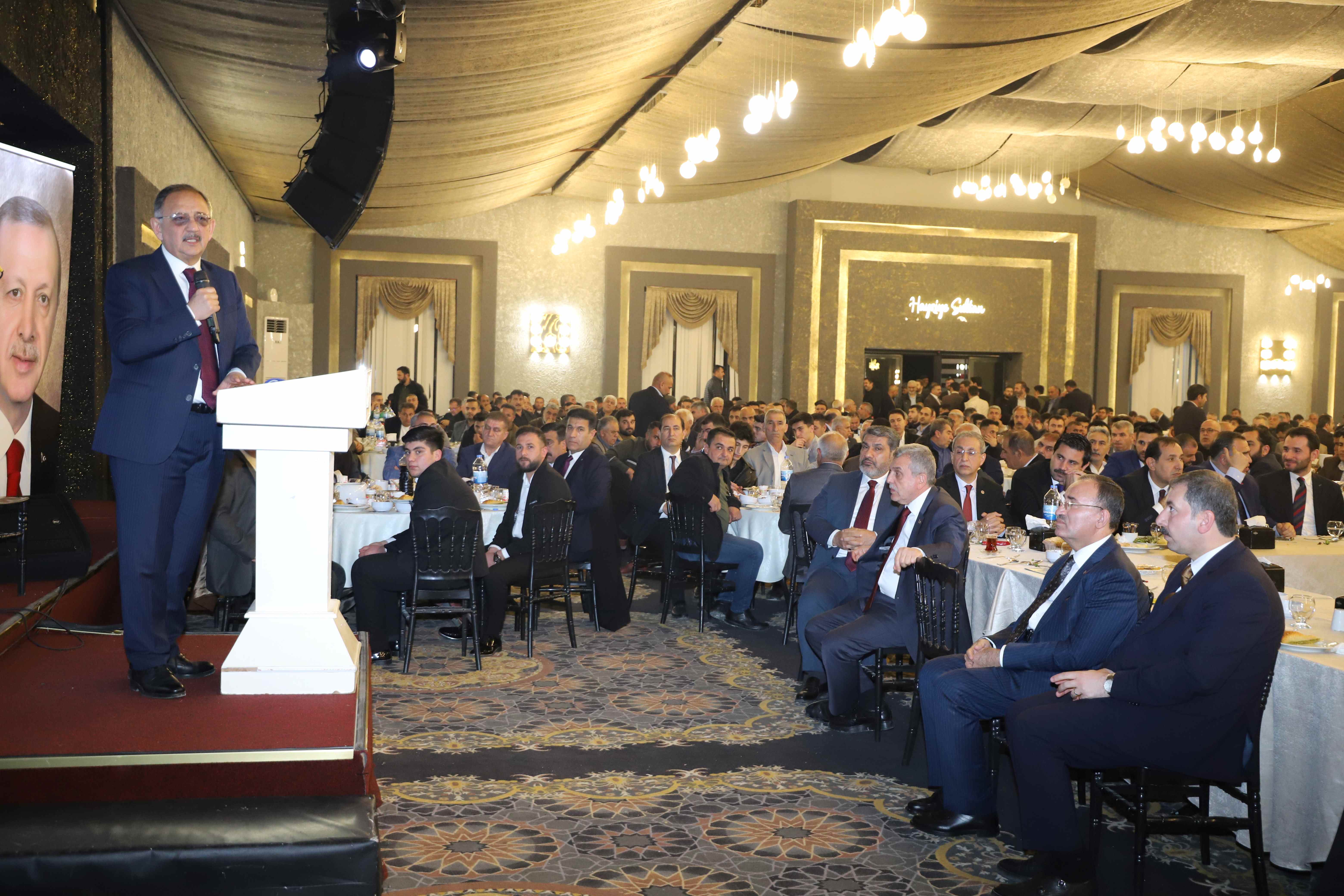 Bakan Özhaseki Karaköprü'de inşaat sektörü ve STK temsilcileriyle buluştu