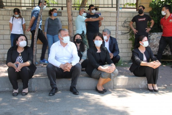 Buldan, Şenyaşar Ailesi için oturma eylemi yaptı