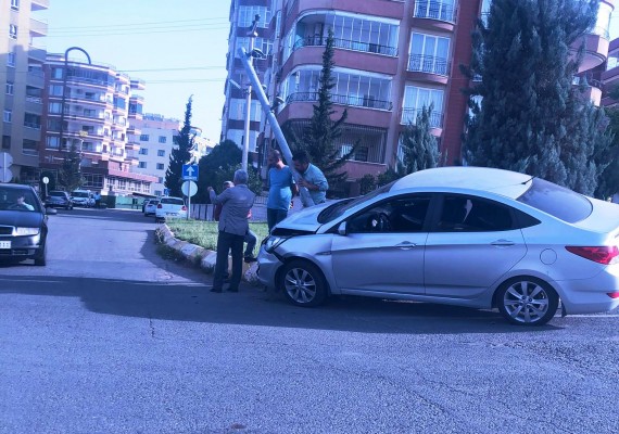 Kontrolden çıkan araç elektrik direğine çarptı
