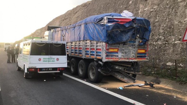 Şanlıurfa’da otobüs Tır’a çarptı: 3 ölü, 37 yaralı
