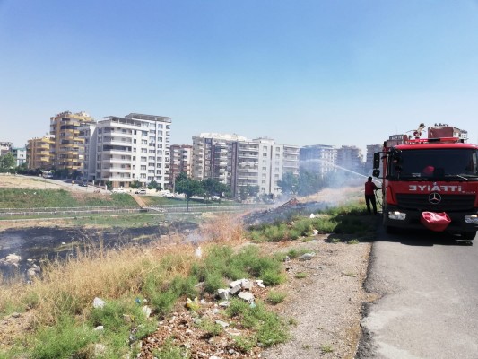Karaköprü'de anız yangını