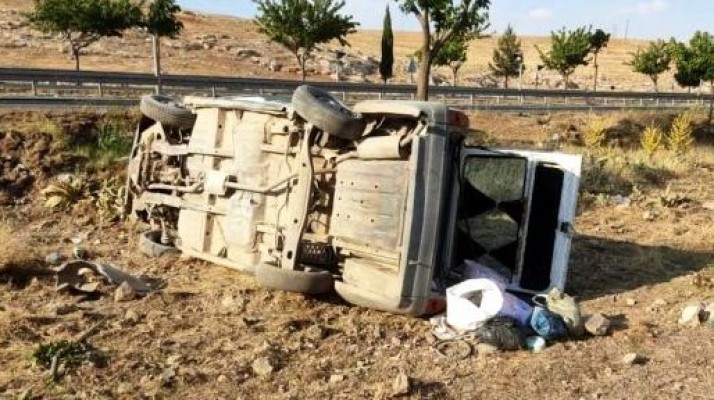 Otomobil şarampole devrildi: 3 yaralı