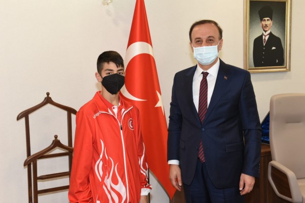 Genç şampiyon başarısını Vali Erin’le paylaştı