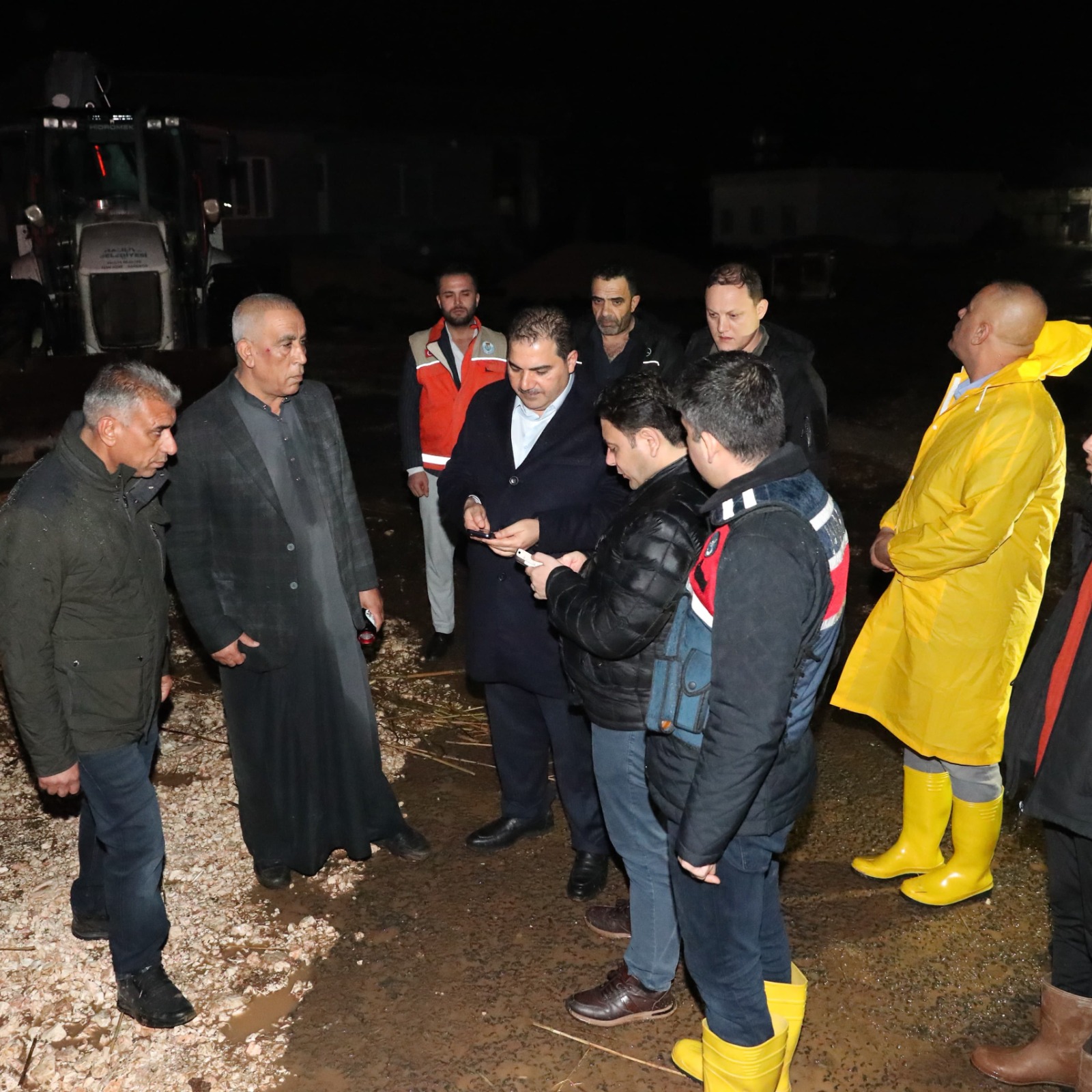BAŞKAN CANPOLAT VE KAYMAKAM ŞAHİN’DEN GECE SAĞANAK MESAİSİ