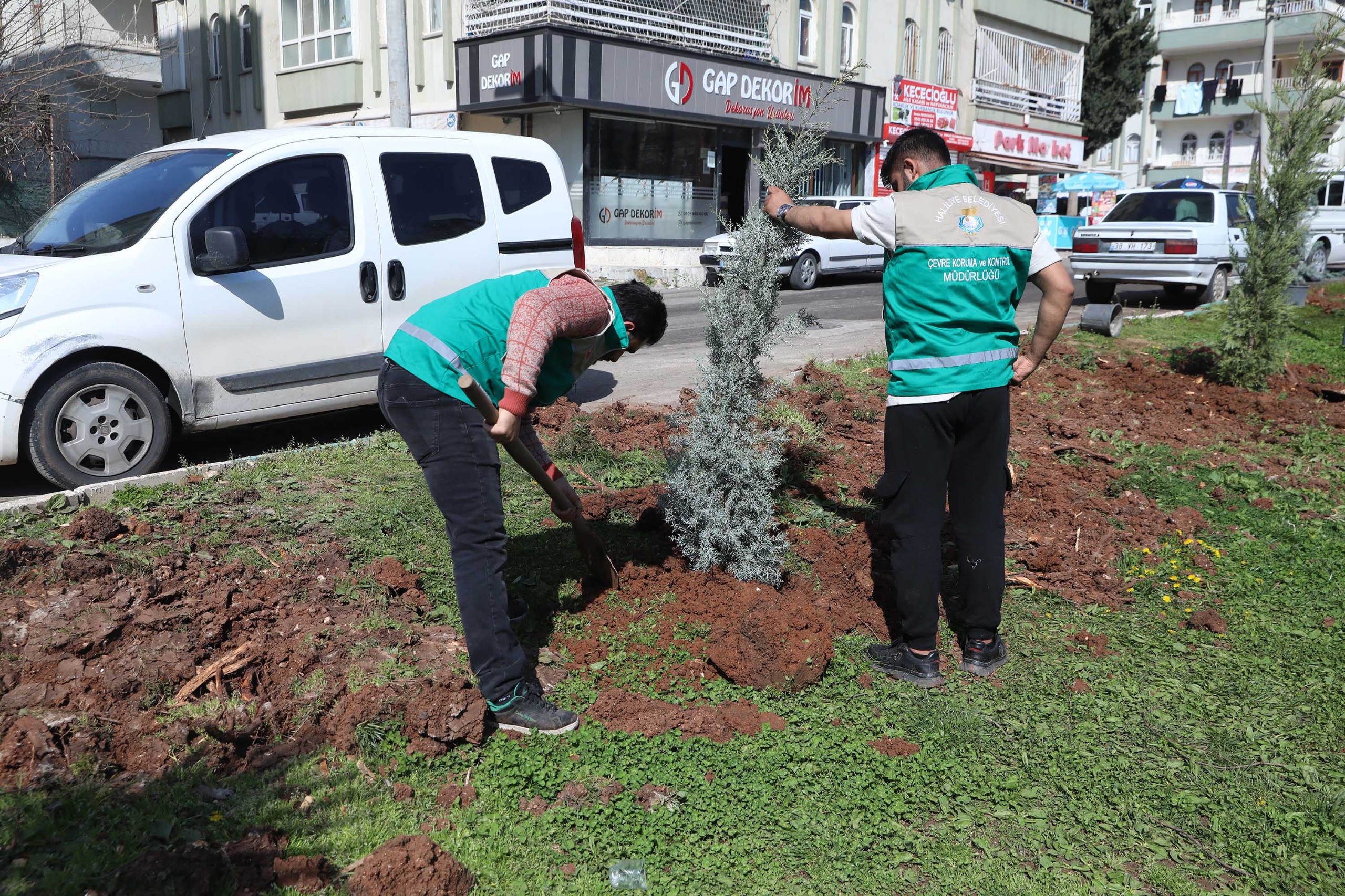 HALİLİYE’DE YAZ ÖNCESİ PARKLARDA HUMMALI ÇALIŞMA