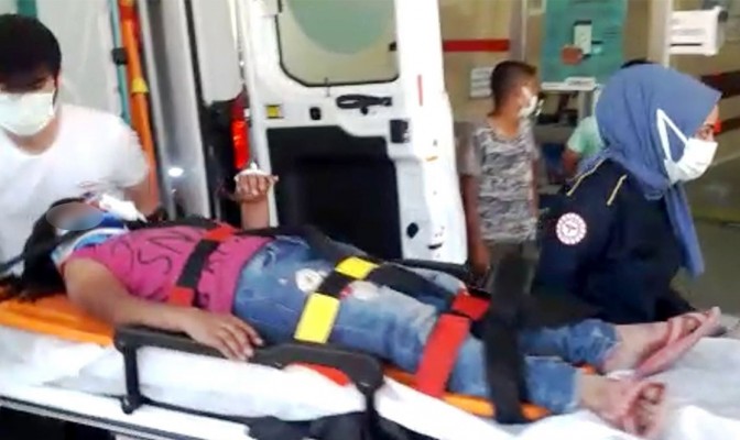 Sokakta mendil satan çocuğa otomobil çarptı