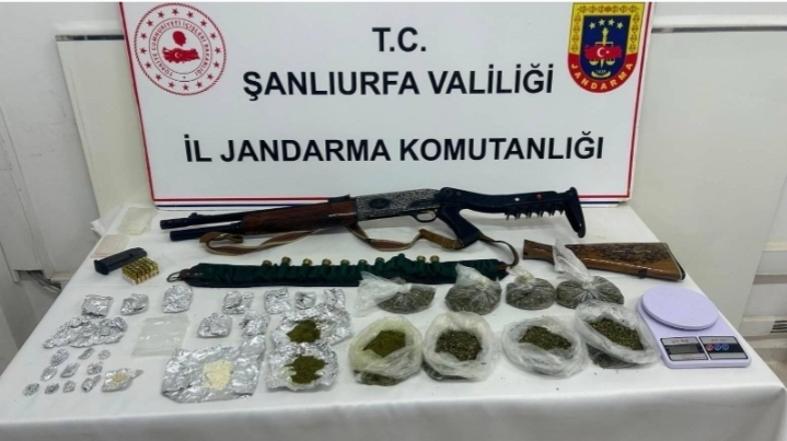 Suruç'ta jandarmadan uyuşturucu operasyonu: Esrar, eroin ve silah ele geçirildi