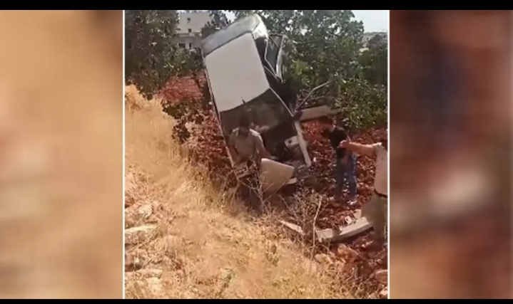 Şanlıurfa’da hayrete düşüren kaza! Ağaca takılı kaldı