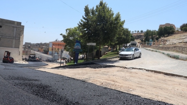 Şeyh Maksut Türbesi'nin yolu sıcak asfaltla yenilendi