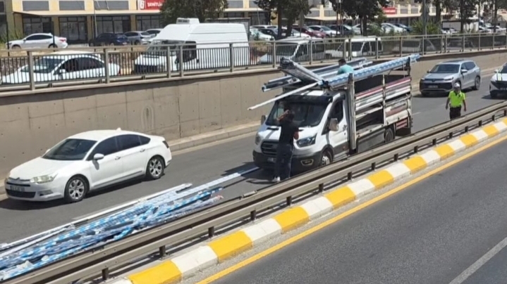 Haliliye’de alüminyum profiller yola savruldu: Trafik aksadı!