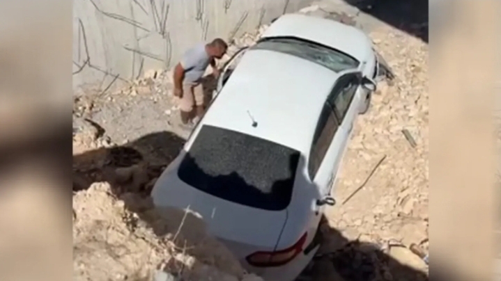 Şanlıurfa’da otomobil inşaat alanına devrildi! 2 kişi yaralandı!