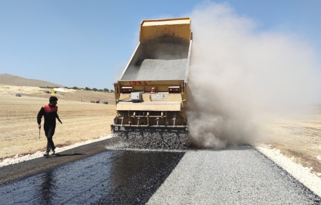 Şanlıurfa kırsalında yollar asfaltla buluşuyor