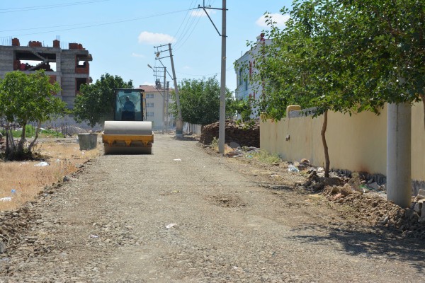 Siverek’te yeni yerleşim alanlarına yeni yollar yapılıyor  