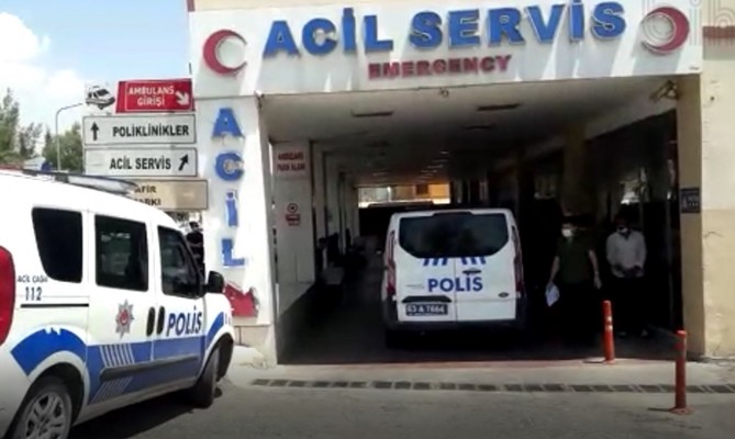 Görev başındaki bekçiyi darp ettiler