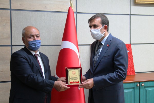 Cahit öğretmene teşekkür plaketi verildi