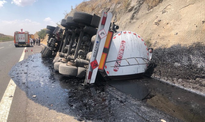 Şanlıurfa'da yakıt tankeri devrildi