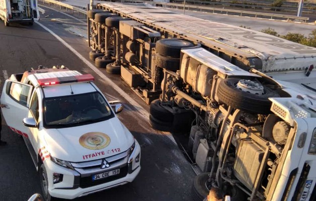 Şanlıurfa'da TIR devrildi: 2 ölü