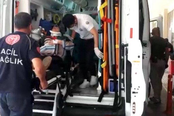 Karaköprü’de otomobil bariyerlere çarptı