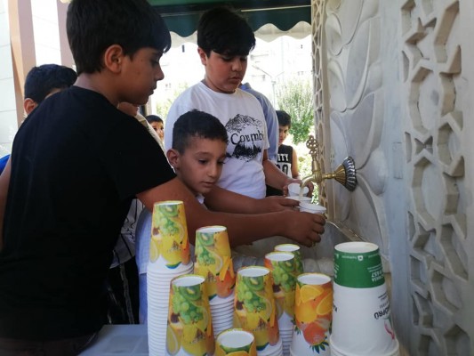 Karaköprü’de ikram çeşmesinden limonata akıyor