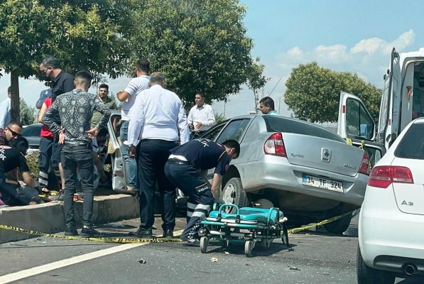 Kamyon ile otomobil çarpıştı: 1 ölü, 2 yaralı