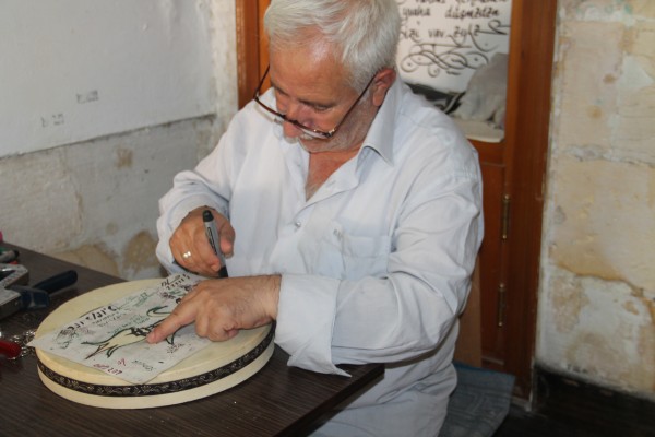 Mesleğini ayakta tutmaya çalışıyor