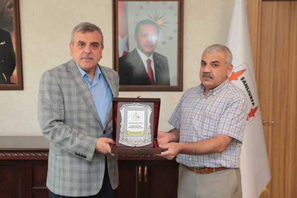 Beyazgül’den emekliye ayrılan Esen’e teşekkür plaketi 