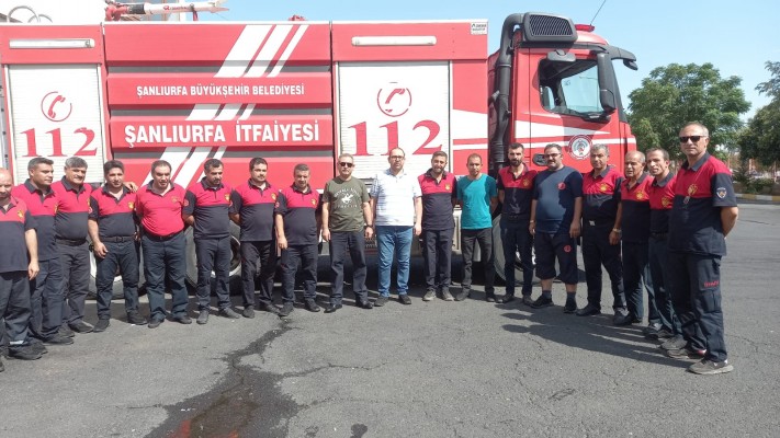Şanlıurfa İtfaiyesi'nden yangınla mücadeleye destek