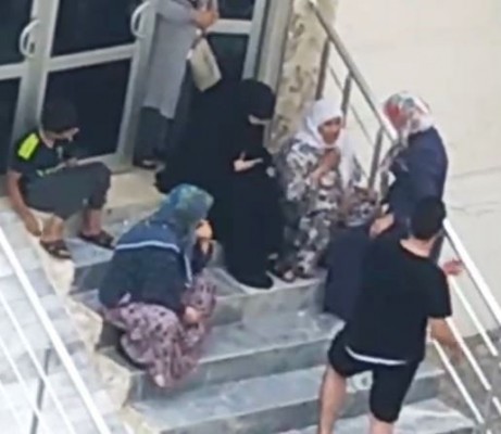 Evi sular altında kalan kadın gözyaşlarına boğuldu